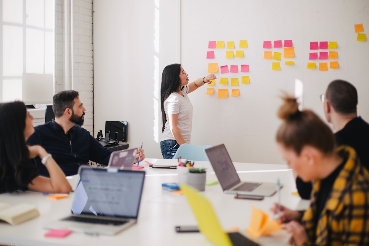 Secure Sharing as a Competitive Advantage for Service Firms